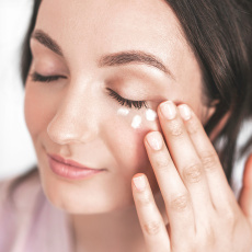 Natuint Cosmetics Rozjasňující oční krém Sedmikráska 15 ml