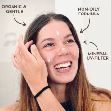 Suntribe Vzoreček Přírodní minerální denní krém SPF 20 bílá 2 ml