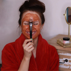 Mark Pink clay face mask s vitamínem C redukce vrásek a pigmentových skvrn 30 g expirace 5/25