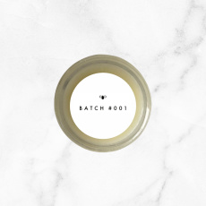 BATCH #001 Organický balzám z včelího vosku s tea tree a levandulí vzoreček 3 ml BATCH #001 Organický balzám z včelího vosku s tea tree a levandulí vzoreček 3 ml